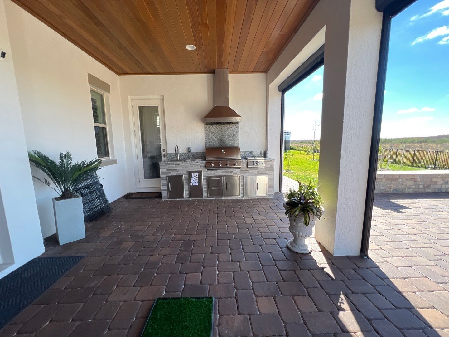 Paver patio with outdoor kitchen in Orlando FL